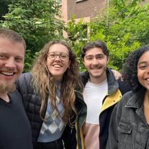 un grup de persones posant per a una foto