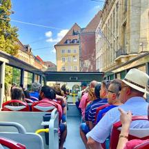 skupina lidí sedících v autobuse
