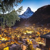 una vista di una città con una montagna sullo sfondo