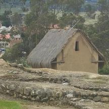 невелика будівля з дахом на пагорбі