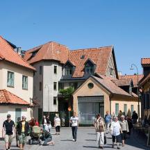eine Gruppe von Menschen, die eine Straße entlanggehen