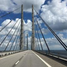 eine Brücke über den Ozean mit einem bewölkten