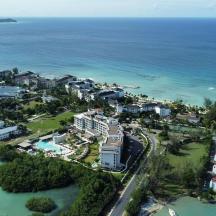 una vista aerea di un resort vicino all'oceano