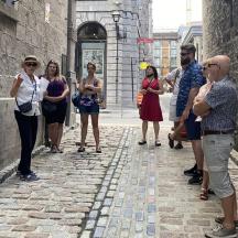 un gruppo di persone in piedi in un vicolo