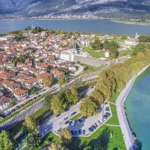 una vista aèria d'una ciutat al costat d'una massa d'aigua