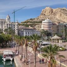 una città con una barca in acqua e una montagna
