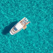 ein Boot mitten im Wasser