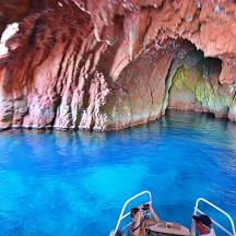 ein Boot in einer Höhle im Wasser