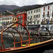 un vaixell a l'aigua al costat d'uns edificis