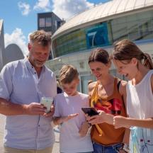 en gruppe mennesker, der kigger på deres mobiltelefoner