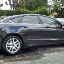 чорний автомобіль, припаркований на парковці