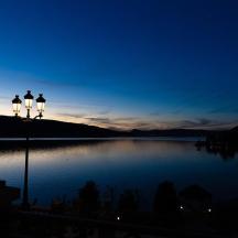 un lampione vicino a un lago di notte
