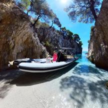 un bateau dans l'eau à côté d'une plage
