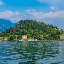 una petita illa al mig d'una massa d'aigua