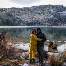 un uomo e una donna in piedi davanti a un lago