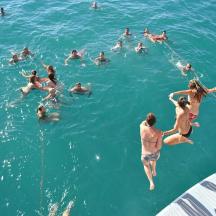 eine Gruppe von Menschen, die im Wasser schwimmen