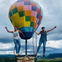 dua orang berdiri di atas belon udara panas