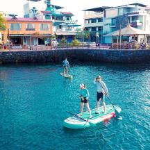 zwei Personen sind auf Paddle-Boards im Wasser