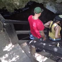 un grup de persones dempeus dins d'una cova