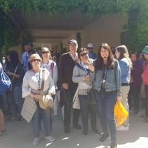 un grup de oameni care stau în fața unei clădiri