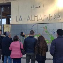 un grup de oameni care stau în fața unei clădiri
