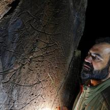 човек који стоји поред дебла дрвета