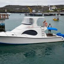 ein weißes Boot liegt im Wasser