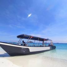 a boat sitting on a beach in the ocean