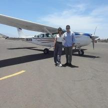 ein Mann und eine Frau stehen vor einem kleinen Flugzeug