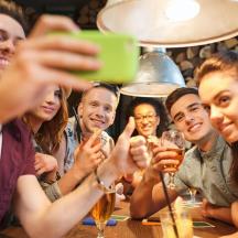 un grup de persones assegudes a una taula bevent vi
