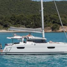 una barca bianca in acqua con persone a bordo
