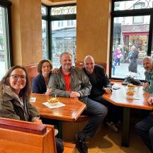 Eine Gruppe von Menschen sitzt an Tischen in einem Restaurant