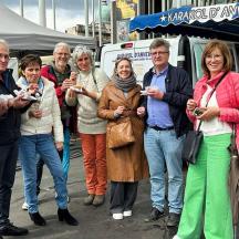 eine Gruppe von Menschen steht vor einem Markt