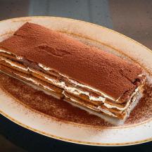sekeping kek coklat di atas pinggan