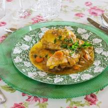 sepinggan makanan dengan ayam di atas meja