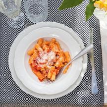 lautanen pastaa pöydällä haarukalla
