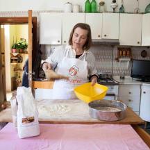 žena stojaca v kuchyni a pripravujúca jedlo