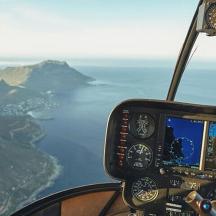 ein Blick aus dem Cockpit eines Flugzeugs, das über den Ozean fliegt