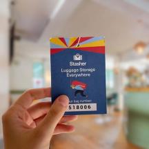 una persona que té una carta a la mà
