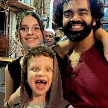 um homem, uma mulher e uma criança posando para uma foto