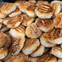 en haug med bagels som ligger oppå hverandre