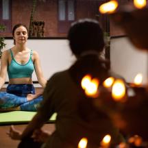 en kvinde sidder i en stol i en yogaklasse