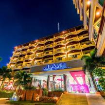 ein Hotel in Jamaika mit Palmen davor