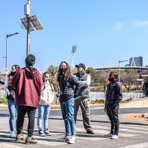 קבוצת אנשים שמחכים לחצות רחוב