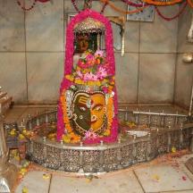 ein Altar in einem Raum mit einer Maske darauf