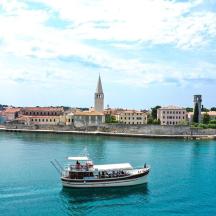 ein Boot im Wasser vor einer Stadt