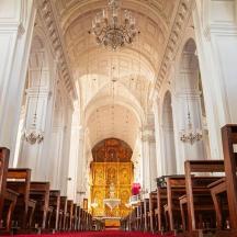 eine große Kirche mit Reihen von Kirchenbänken