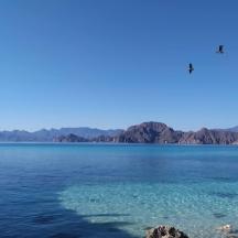 un grande specchio d'acqua con le montagne sullo sfondo