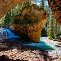 ein Gemälde eines Wasserfalls in einer Felsenhöhle