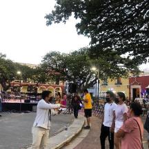 sekelompok orang yang berdiri di sekitar jalan